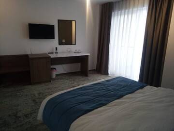 Фото номера Двухместный номер с 1 кроватью и балконом Курортные отели Royal Hotel &amp; Events г. Băileşti 8