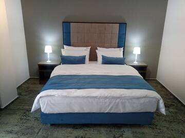 Фото номера Двухместный номер с 1 кроватью и балконом Курортные отели Royal Hotel &amp; Events г. Băileşti 6